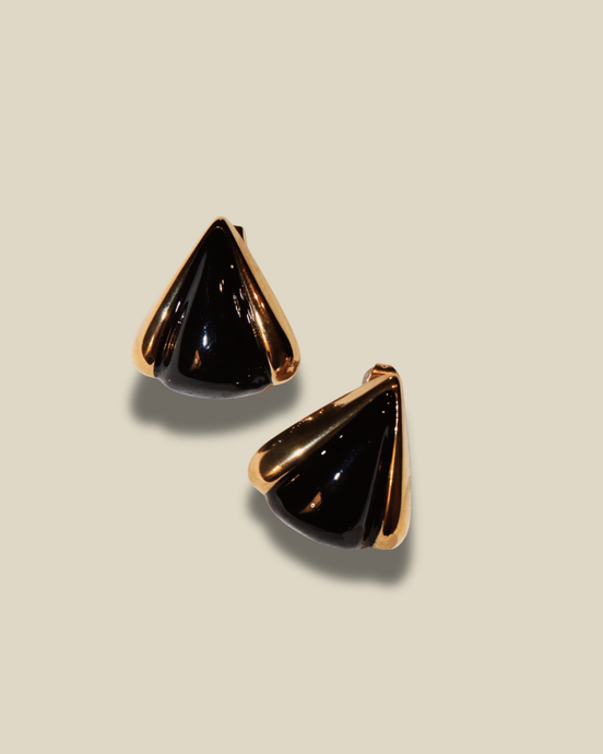 Black droplet studs