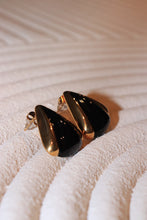Black droplet studs
