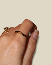 Curve gold ring