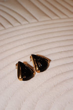 Black droplet studs