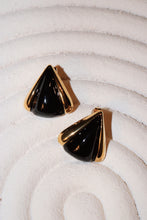 Black droplet studs